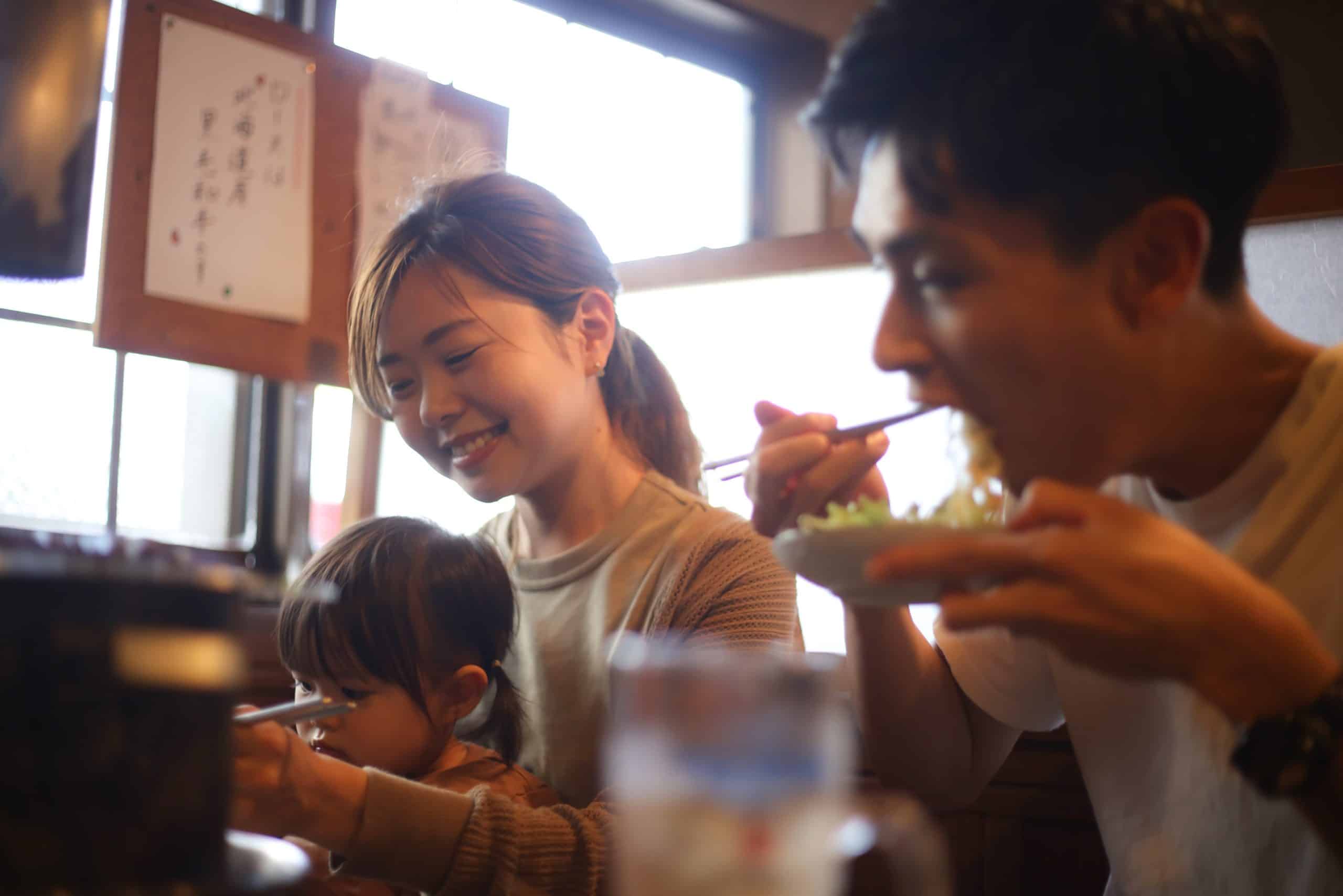 우리 가게의 고집 | 야키니쿠노 규타 하리마초점 야키니쿠 식당에서 식사하는 부모와 아이