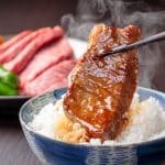 温かいご飯と焼肉を一緒に食べるシーン