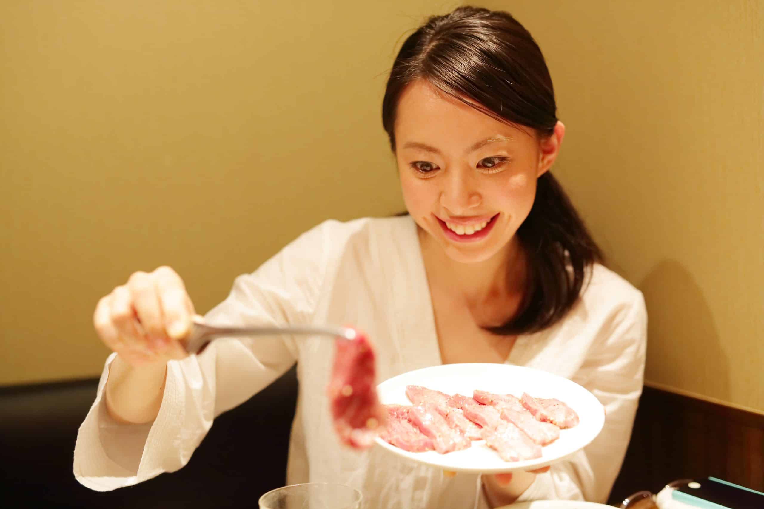焼肉を楽しむ家族